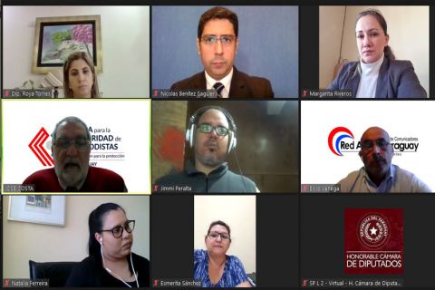 Periodistas y defensores de los derechos humanos piden un marco legal que los proteja