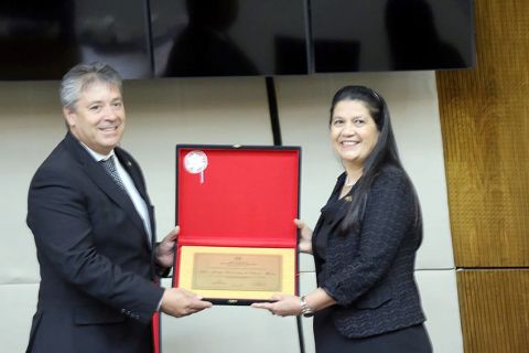 Acto de distinción a la Directora Gubernamental de la Contraloría General de la República, Dra. Gladys Fernández de Chenú Abente 02 850.jpg