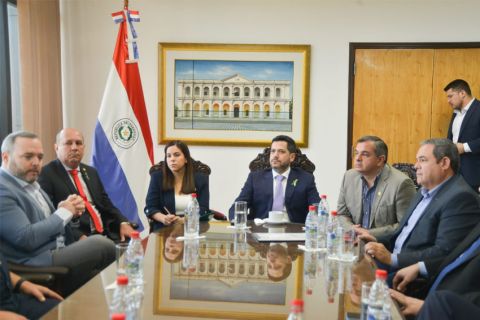 Mesa Directiva visita Ministro MADES HCD 03-850.jpg