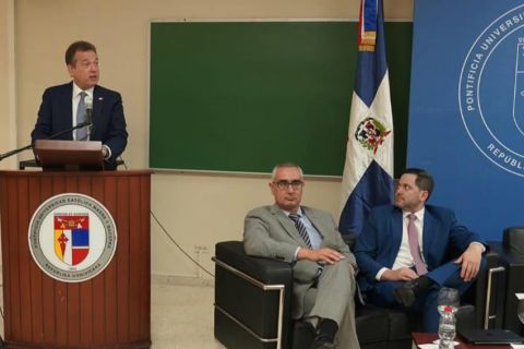 Presidencia -  Reunion con el ministro de industria y comercio de República Dominicana 03-850.jpg