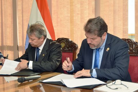 Firma de convenio entre la HCD, representada por el presidente, Dr. Carlos María López (PLRA-Cordillera), y el JEM 05 850.jpg