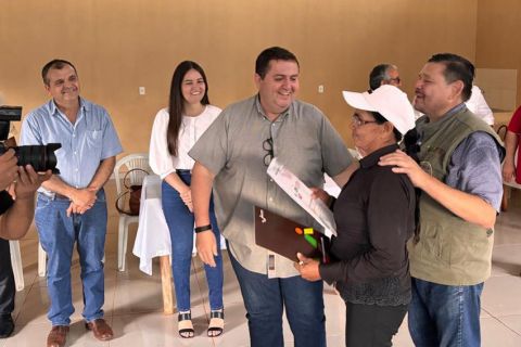 Diputados nacionales acompañaron entrega de títulos de propiedad en Arroyito - Concepción